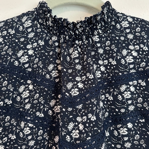 Ann Taylor LOFT Floral Puff Sleeve, Size Medium - Picture 4 of 9